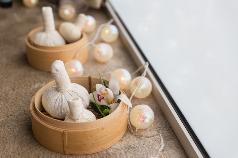 Pochons de plantes ayurvédiques Kizhi avec orchidée – massage bien-être Montpellier