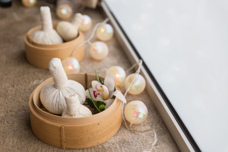 Pochons de plantes ayurvédiques Kizhi avec orchidée – massage bien-être Montpellier